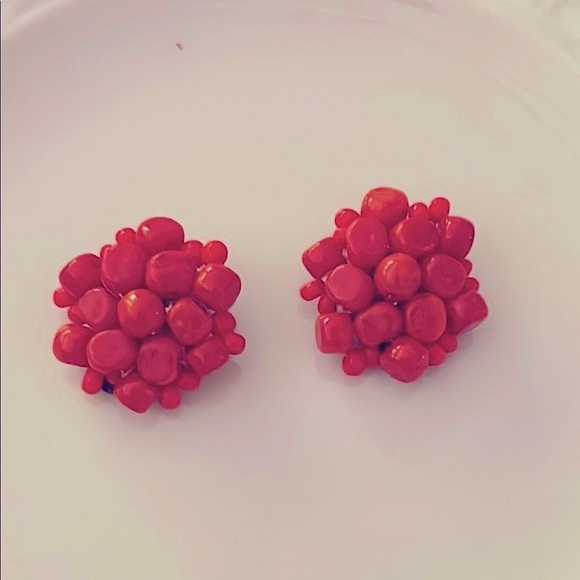 Tomato Red Beaded Cluster Earrings Clip On Tomato Red True Red Nickel Sized - Picture 1 of 3